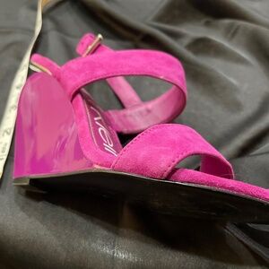 CALVIN KLEIN MAGENTA WEDGIE SANDAL -SIZE 6